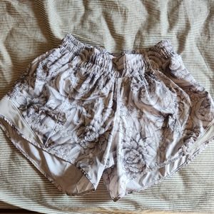 Lululemon Hotty Hot Short 4" - white/grey floral -  size 4